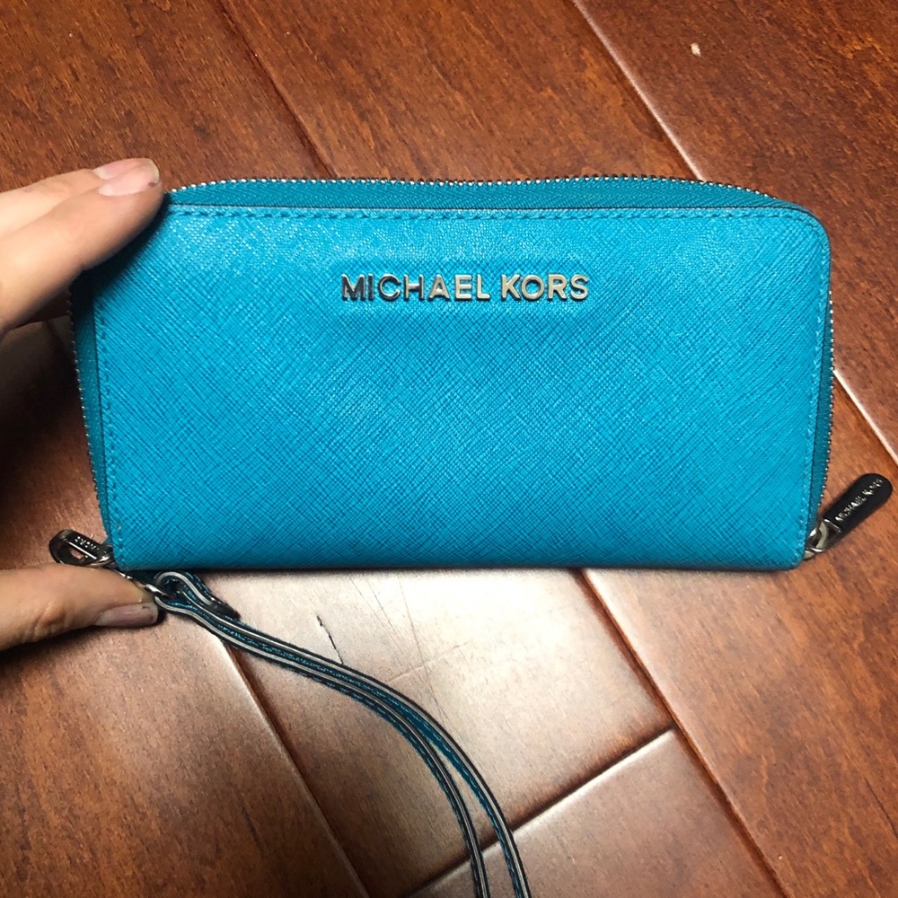 Michael kors wristlet wallet